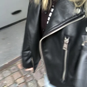 Skinnjacka - Säljer denna skinnjacka från stradivarius. Perfekt till både vår, sommar och höst! Fint skick