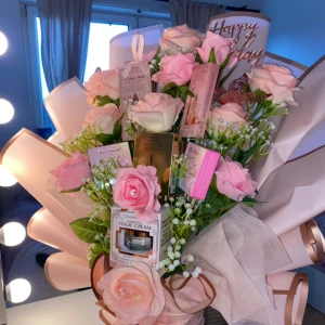 Sminkbukett - Sminkbuketter med egen valda skönhetsprodukter. Besök instagram för mer information: Desbouquetss 🫶🏻 PS. Priset på denna annons gäller endast denna specifika bukett. Priset skiljer sig åt beroende på produkter och storlek. 