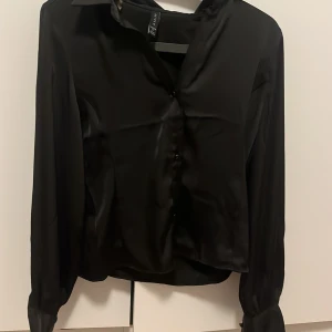 Svart blus - En blus jag använt väldigt ofta men inga defekter på. Passar alla och frågor är det bara att komma privat.
