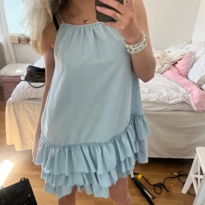 Blå klänning - Superfin babyblå klänning som jag köpte förra sommaren på Gotland. Den är handgjord och har inget märke.  