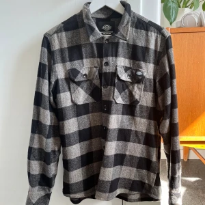 Svart/grå flanellskjorta  - Använd endast fåtal gånger  Storlek M