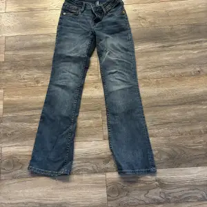Säljer Low waist bootcut jeans från hm. Har använts endast 2 gånger💕 inga tecken på användning.