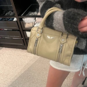 Zadigväska - Säljer nu min superfina zadigväska. Köpte den för runt ett år sedan men den har endast kommit till användning 2 eller kanske 3 gånger. Jag köpte den för 5000 kr men säljer den nu för endast 1800 då jag vill få den såld. Bandet tillkommer självklart. 