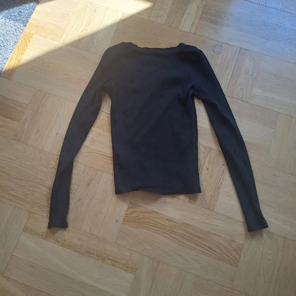 En ribbad svart långärmad tröja. Använd ett par gånger med är toppen för att köpas. Storlek XS . Tröjor & Koftor.