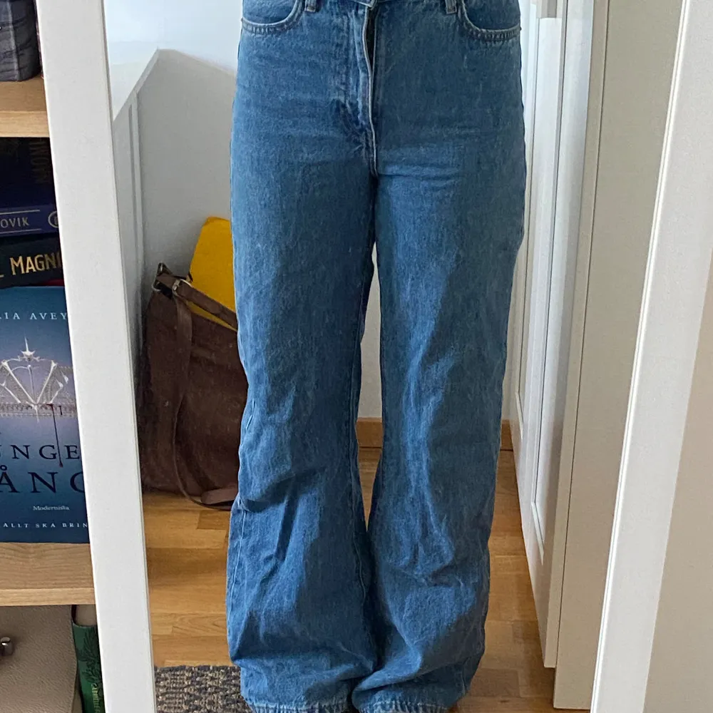 Utsvängda jeans perfekt till tillfällen där du behöver ha ett bra basplagg eller se mer uppklädd ut. 🤩  De har små skador på baksidan vid foten men inget annat (de bild).  Pris går att diskutera, fråga gärna om fler bilder eller frågor💛. Jeans & Byxor.