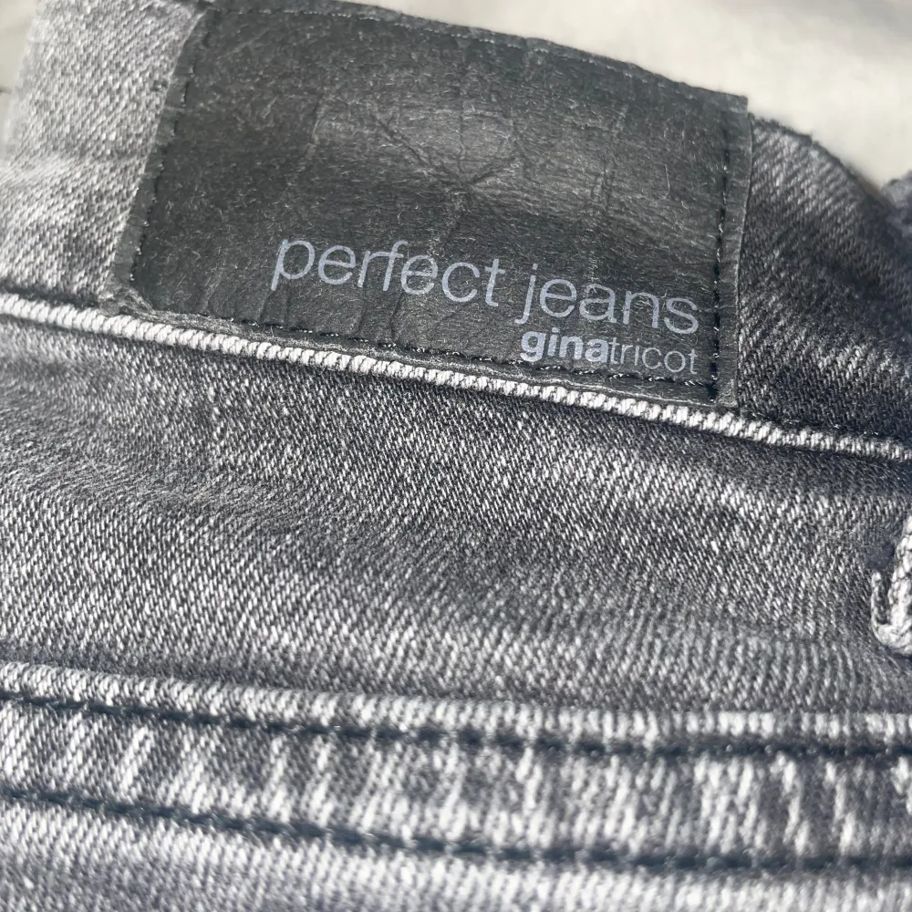 Grå boot cut jeans från gina. Säljer då jag inte använder de längre 💗 Dom är i bra skick och sparsamt använda. Inte ner trampade eller liknade. Inga defekter. De är i storlek 34. Passar mig som är ca 166.  Kan skicka fler bilder vid intresse 💗. Jeans & Byxor.
