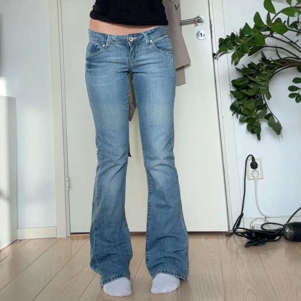 Lågmidjad bootcut jeans i jättebra skick, 34 cm tvärs över midjan 82 cm innerben, köp via köp nu💓. Jeans & Byxor.