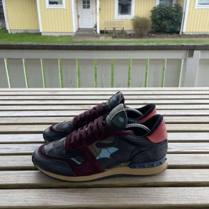 Valentino Rockrunners - Säljer Valentino Rockrunners - Storlek: Passar 41-42 - Skick: 8/10 - Pris: 1599kr