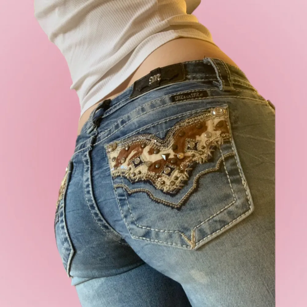 så söta lowaist bootcut miss me jeans med unika fickor, säljer då det tyvärr är lite för små för mig. är 163cm för referens. waist 26, skriv för mått:) 💕💕 går ej ner i pris.. Jeans & Byxor.