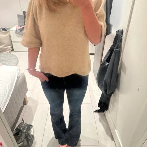 Mörkblåa bootcut jeans  - säljer dessa stretchiga snygga jeans!  Står det är M men skulle säga det nästan passar S bättre!