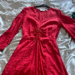 Klänning - Fin Lång med slits där nere