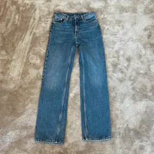 Jag säljer ett par Weekday jeans i modellen Voyage och i färgen Harper Blue. Jeansen är i storleken 24/30 och är använda flera gånger men är fortfarande i mycket bra skick.