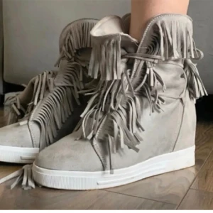 Frans skor - Så coola gråa fransskor med kilklack!💕💕