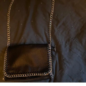 SÖKER TIAMO VÄSKA!! - Söker en Tiamo väska (eller liknande) helst svart men andra färger funkar helst 100 kr gärna under!