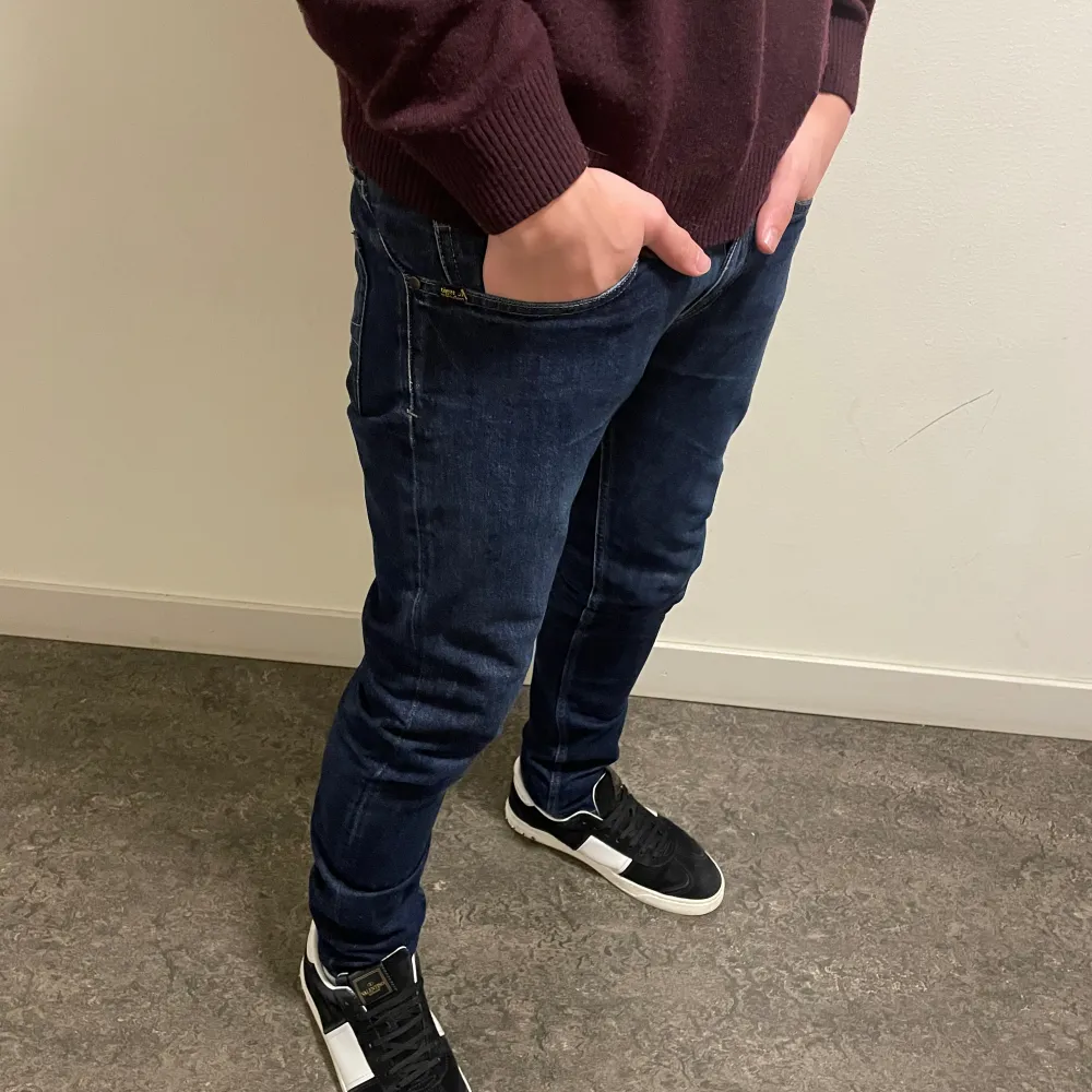 Tja säljer dessa tiger of Sweden jeans i 10/10 skick jeansen är i storlek 29:32 och modellen på bilden är 184 cm lång. Skriv för ytterligare frågor. Jeans & Byxor.