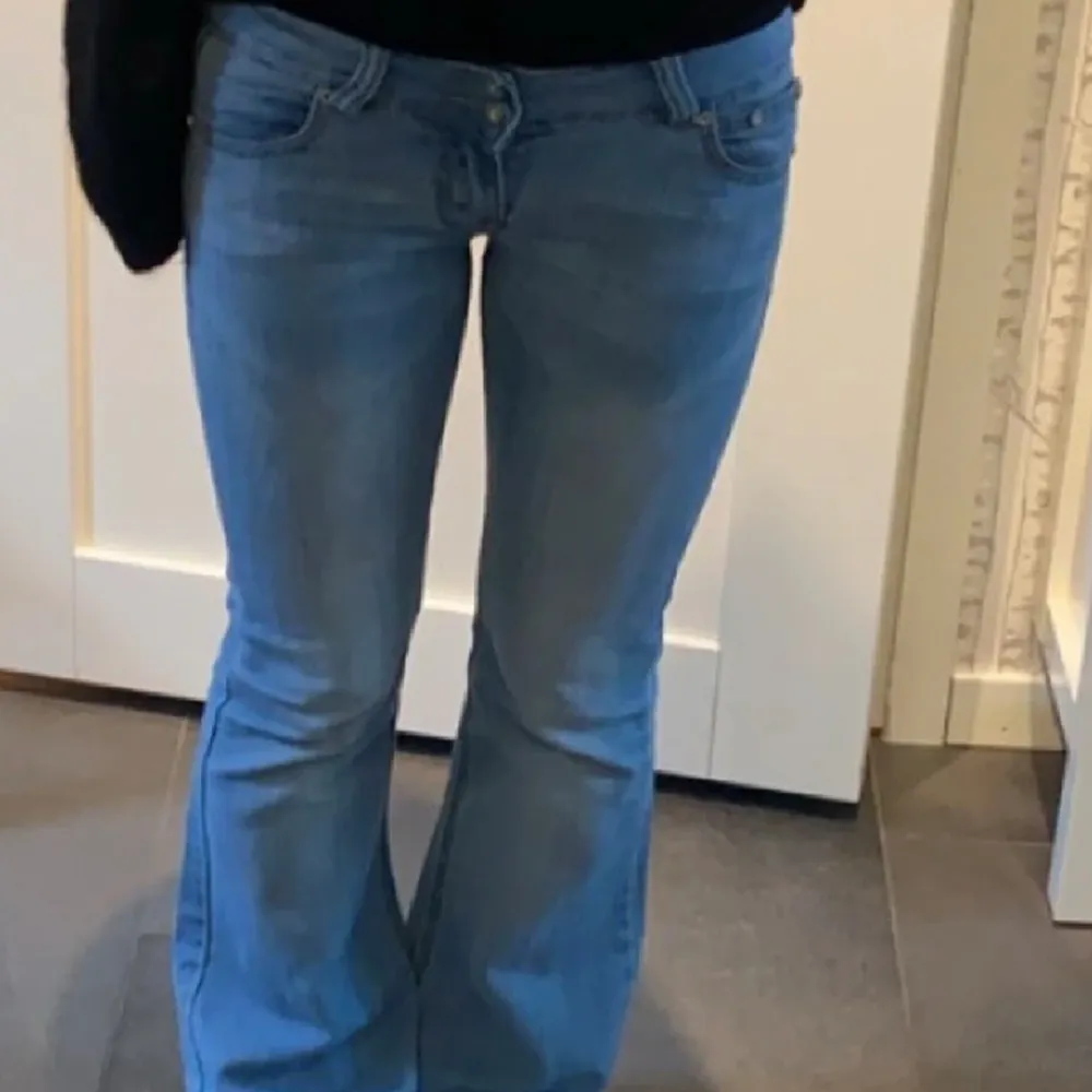 Säljer dehär skit snygga lågmidjade jeansen då de är för små för mig. Jeans & Byxor.