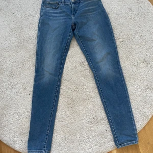 Levis 710 superskinny - Stl 27. Stretchiga. Använda Max 10 ggr. Hela och rena såklart. 