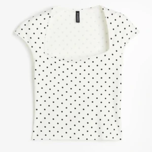 Prickig tröja hm - Säljer denna jätte snygga toppen från hm den är inte andvänd och är slut på hm lappen är kvar💗 