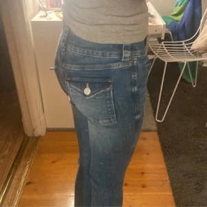 Jeans - Har aldrig använts. Råka beställa i två storlekar och de här är för små jätte snygga dock😍