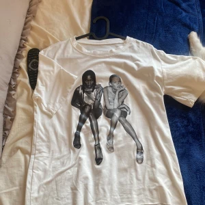 After party baby tee - Säljer för den aldrig kom till användning. Jag har bara testat den 1 gång. Den är storlek m men skulle säga att den passar bäst för någon som är xs eller s.