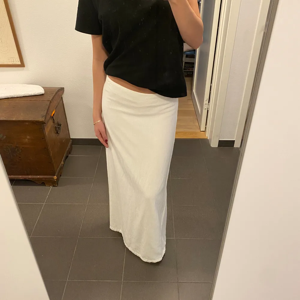 Somrig lågmidjad kjol i linne från nelly. Bra längd för mig som är ca 170. Endast använd ett fåtal gånger. Ska stryka den😃 Midjemått: 78 cm. Längd: 97 cm🥰. Kjolar.