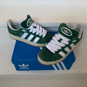 Adidas Campus 00s - Säljer nu dessa trendiga adidas campus skor i skicket 8/10. Tveka inte att höra av dig vid frågor och funderingar!