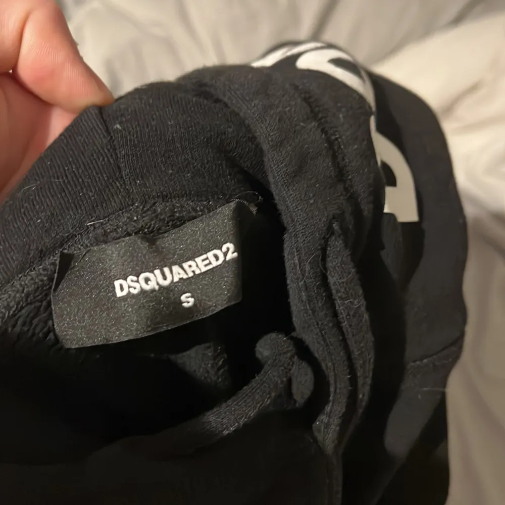 Säljer en dsquared 2 hoodie för att den inte används mer. Använd sparsamt och den är i bra skick. Tags ingår. Nypris 5400. Hupparit & Collegepaidat.