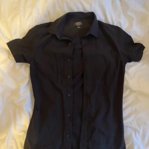 Svart skjorta - Väldig festlig, härlig och fin skjorta, fick den av en vän då den var för liten för oss båda. Men annars väldigt skön o snygg