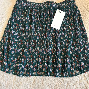  blommig kjol. 💕 - En jätte söt blommig kjol med prislappen kvar. 