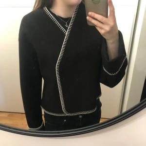 Gina Tricot kappa - Säljer min kappa från Gina tricot, i storlek xs men passar även s, då jag har köpt en ny kappa. Köpt för ca en månad sen, inga defekter. Nypris 500💘Det finns även en extra knapp.