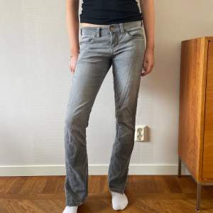 Grå lågmidjade jeans från Mac i storlek 34. Använde några gånger men inte slitna! Jag är 168 och dom är perfekta i längden💕