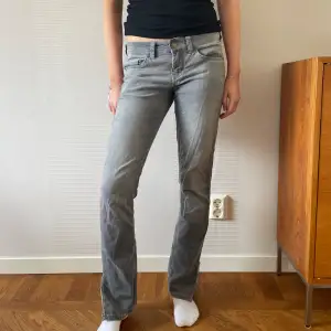 Grå lågmidjade jeans från Mac i storlek 34. Använde några gånger men inte slitna! Jag är 168 och dom är perfekta i längden💕