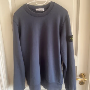 Stone island - Tja! nu säljer vi denna vårfräscha tröjan från stoneisland🤩 |Skick 9/10 | Nypris 2300kr | Vårt pris 699kr | Köpt på NK Göteborg.