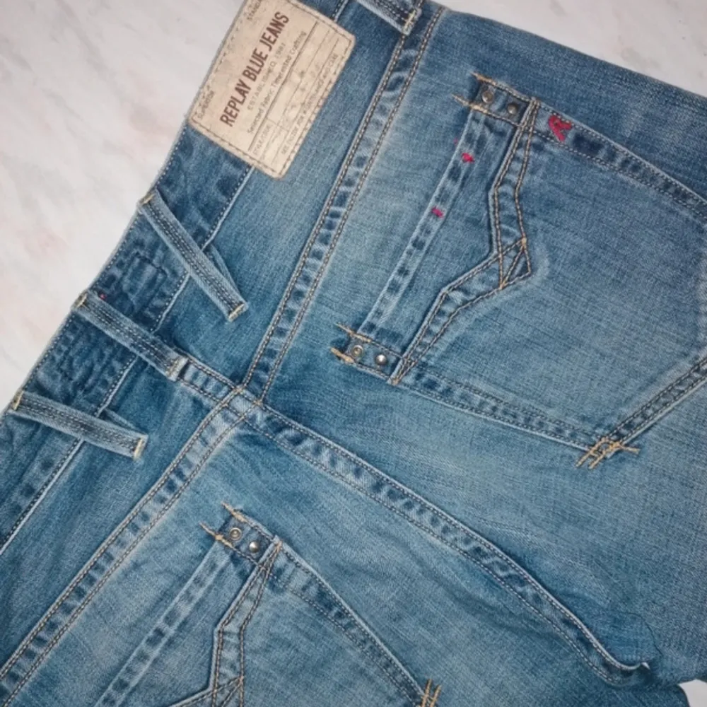 Riktigt feta replay jeans i väldigt bra skick! Waist: 29  Length: 32 Skriv vid minsta lilla fundering🍾🍾. Jeans & Byxor.