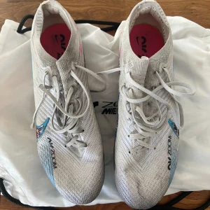 Nike Air Zoom Mercurial Vapor 15 Elite AG 43 - Nike fotbollsskor Nike Air Zoom Mercurial Vapor 15 Elite AG dobbar storlek 43 Inget som är trasigt bara lite smutsiga av spel på konstgräs. Bra skick