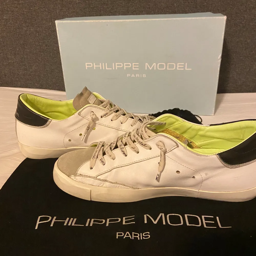 Riktigt fräscha och sällsynta Philippe model skor! Skicket är 9/10, storleken är 41 och nypris på dessa är 4 500, slutsålda överallt!! Men pris kan diskuteras vid snabb affär! Hör av dig vid frågor eller funderingar . Skor.