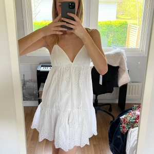 Zara klänning - Vit klänning från zara, endast använd en gång och i mycket bra skick! 