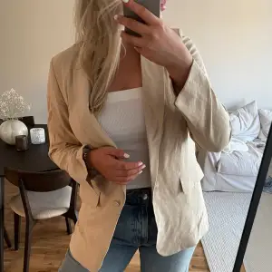 Beige kavaj i storlek 38 från Gina tricot. Endast använd en gång