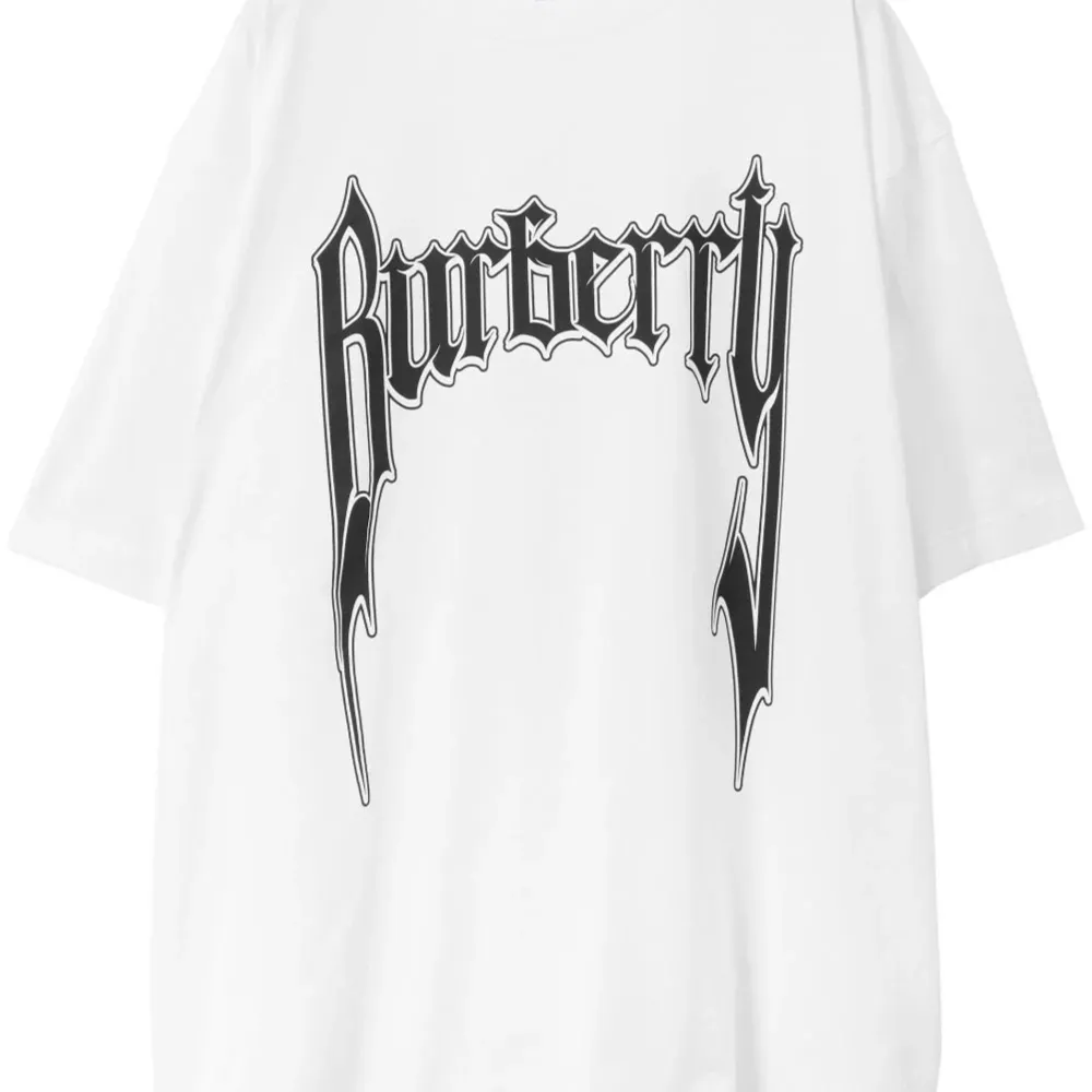 Letar efter en sådan burberry t shirt i storlek M, L, eller XL (vit, blå, eller svart). T-shirts.