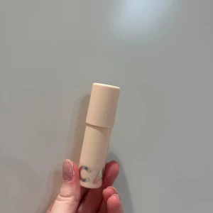 Caia blurring stick - Säljer Caia blurring stick eftersom jag ej har någln användning för det. Endast testat