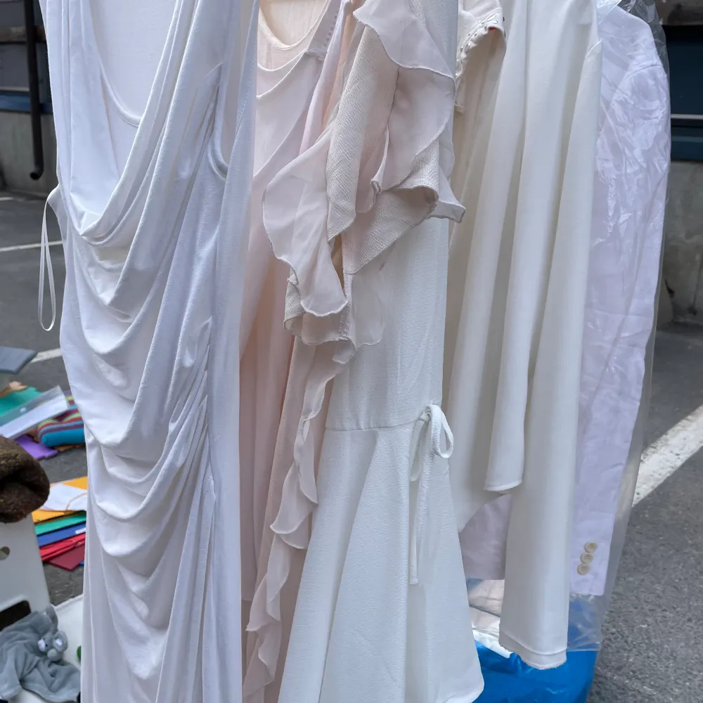 Flera olika klänningar och toppar i vitt. Storlek small/ medium och pris från 60 kronor  Finns i Fredhäll. Blusar.