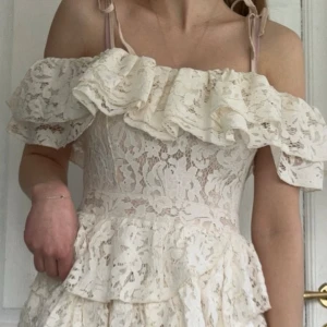 Student klänning  - Oanvänd vit klänning från Asos, passar perfekt till student/skolavslutning.  Normal i storleken, perfekt i längden på mig som är 168cm( slutar på mitten av låren).  Alla lappar kvar, säljer då jag hittat en annan. Nypris 1069kr