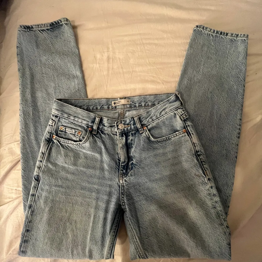 Lågmidjade ljusblå jeans från Gina Tricot i modellen ”low straight”, helt oanvända. Nypris: 499kr. Jeans & Byxor.
