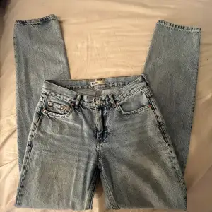 Lågmidjade ljusblå jeans från Gina Tricot i modellen ”low straight”, helt oanvända. Nypris: 499kr