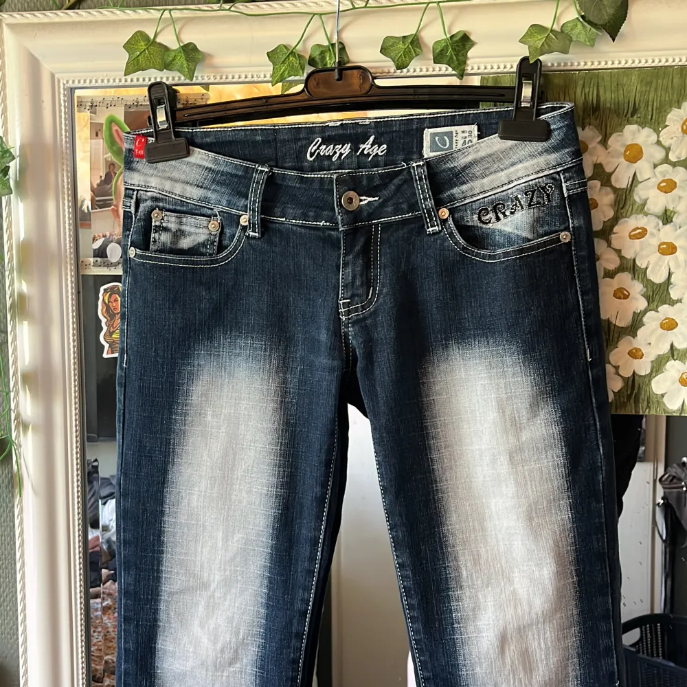 Så fina jeans från Crazy age! Inga defekter, alla rhinestones sitter på plats och dom är endast testade!  Storlek 40/30 (stretchiga) Midjemått rakt över: 38 cm Innerbenslängd: 71 cm Säljer dom då dom är för korta på mig som är 169!. Jeans & Byxor.