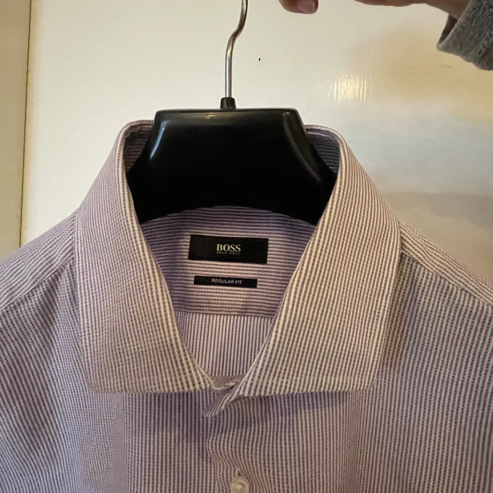 Stilig Hugo Boss skjorta. Köpt på second hand. Använd fåtal gånger. Ganska bra skick. Krag mått: 43  Pris: 120. Skjortor.
