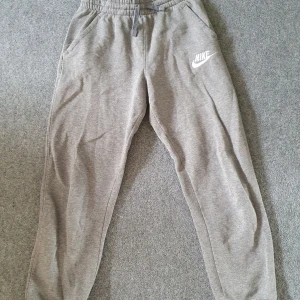 Mjukisbyxor - För små, bra skick Färg: lite mörkare grå