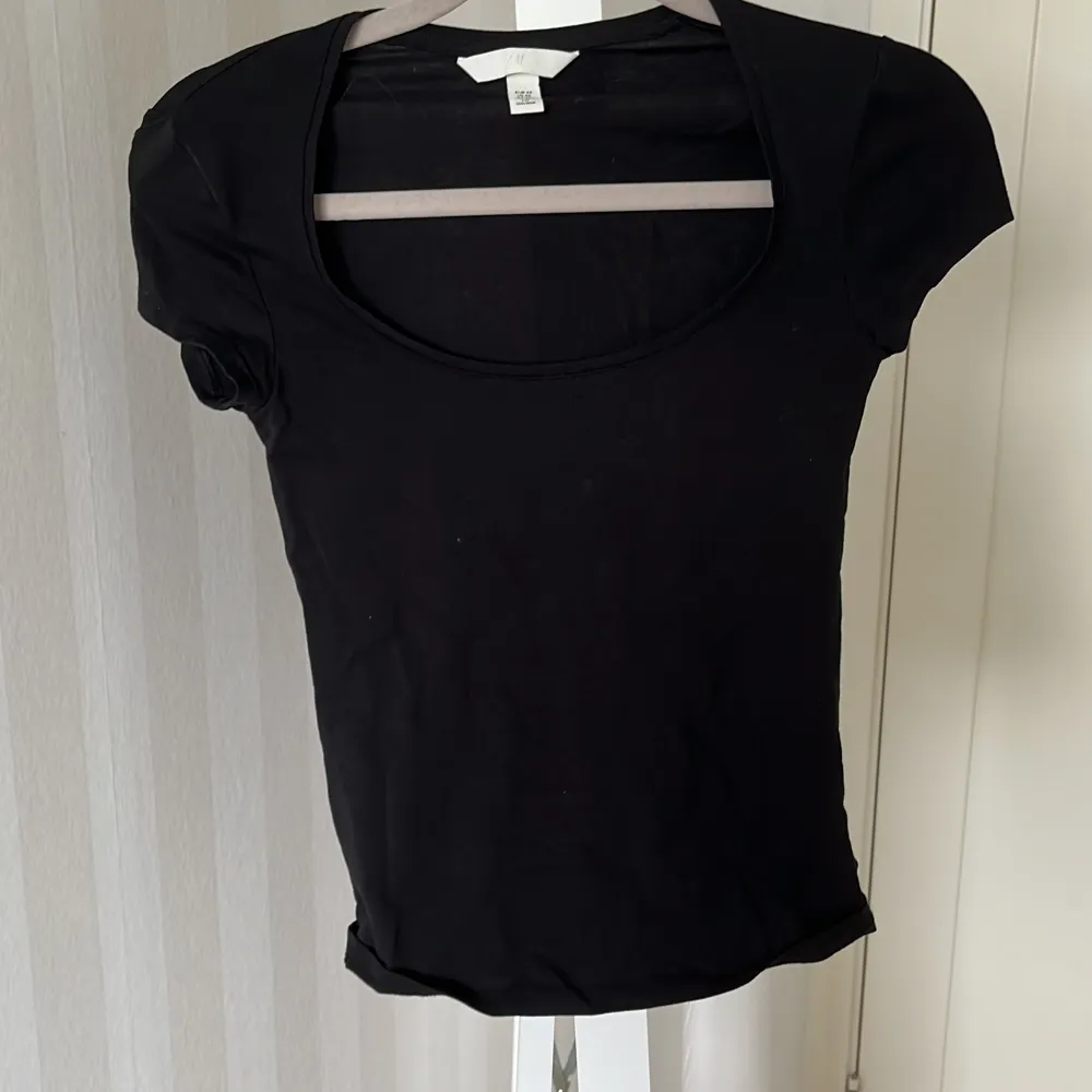 Säljer Helt vanlig svart urringad t-shirt som tyvärr blivit för liten💓. T-shirts.