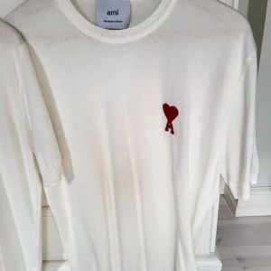 AMI PARIS T-shirt str L - Tröjan är i nyskick och oskadd. Storlek L Pris kan diskuteras