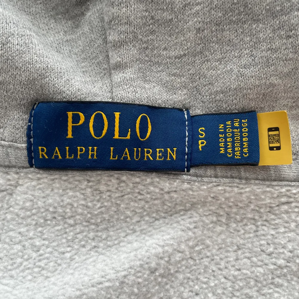 Polo Ralph lauren hoodie i stl s köpt för 1800kr på zalando mitt pris 800kr. Det är mycket fint skick på den. . Hoodies.